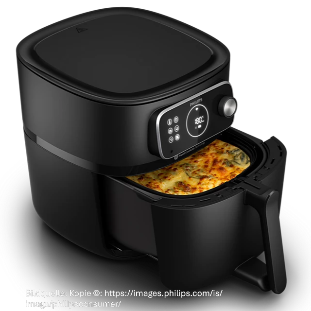 Das Bild zeigt den Airfryer Combi 7000 Series XXL Connected von Philips mit offener Ladeklapp und Essen.