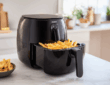 Philipps 3000 Airfryer im Test. Der Airfryer ist auf einem weißen Küchencounter und hat Pommes in der Schale