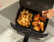 Ninja Dual Zone Airfryer Test. Ein Airfryer mit zwei Fächern. In dem linken Fach sind Pommes, in dem rechten Fach sind Chicken Wings.