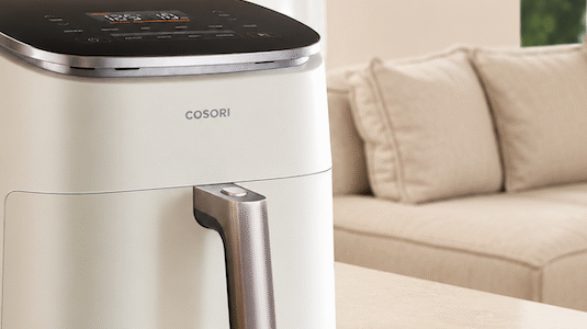 Cosori Airfryer Test 2026 - Eine Turboblaze Heissluftfriteuse steht auf einem weissen Tisch