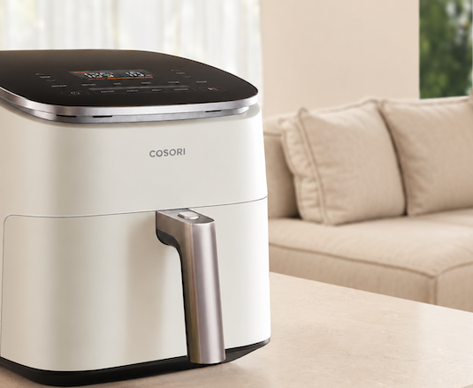 Cosori Airfryer Test 2026 - Eine Turboblaze Heissluftfriteuse steht auf einem weissen Tisch