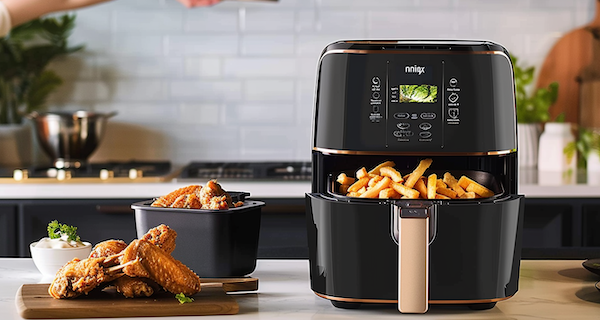 Ninja Airfryer Test - Ein Airfryer steht in einer modernen Küche
