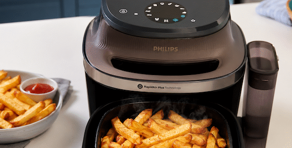 Philips 5000 Series Steam test - Der Airfryer steht in einer Küche mit knusprig gegarten Pommes